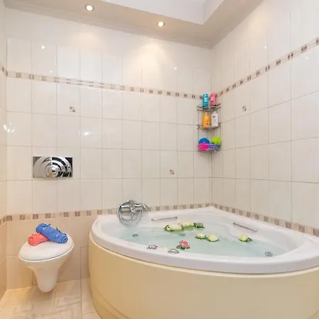 Willa Maria's Luxurious In